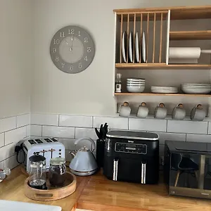 Cosy Countryside Near With Free Parking , Bath United Kingdom